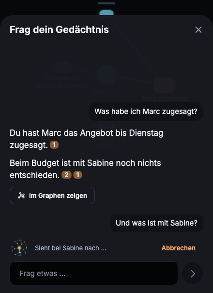 Frag dein Gedächtnis: Auf die Frage „Was habe ich Marc zugesagt?“ antwortet die App „Du hast Marc das Angebot bis Dienstag zugesagt“, mit nummerierten Belegen und dem Knopf Im Graphen zeigen.