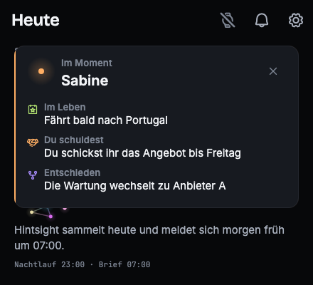 Eine Karte „Im Moment: Sabine“ mit drei Zeilen: Fährt bald nach Portugal. Du schickst ihr das Angebot bis Freitag. Die Wartung wechselt zu Anbieter A.
